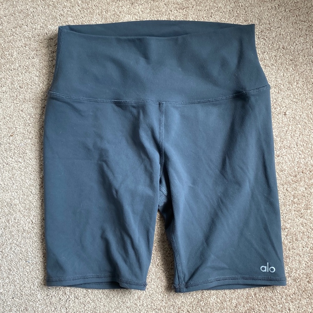 Alo Biker Shorts in Gray